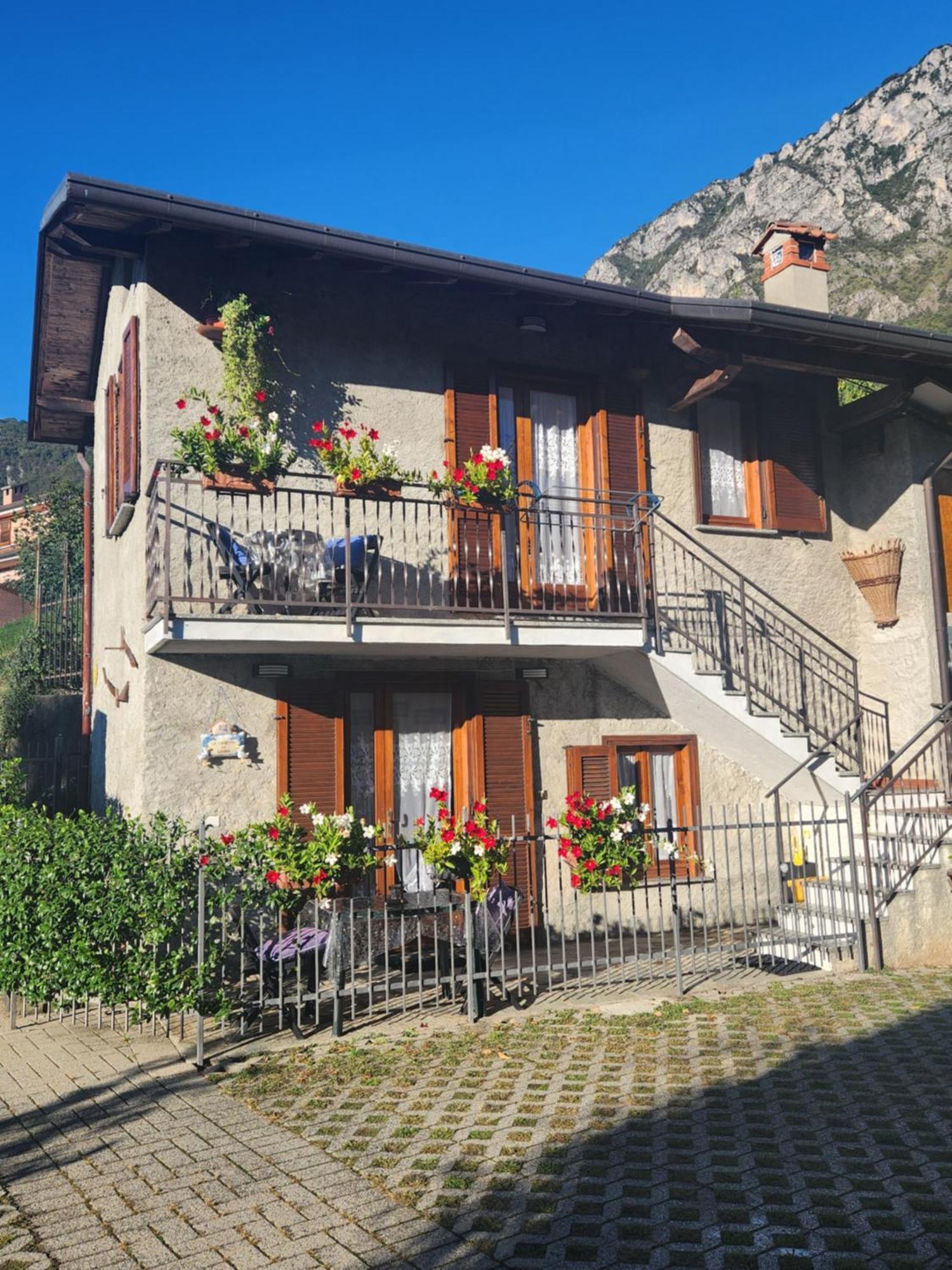 Laura'S Cottage With Lake View, Detached, 5 Kilometers From Varenna リエルナ エクステリア 写真